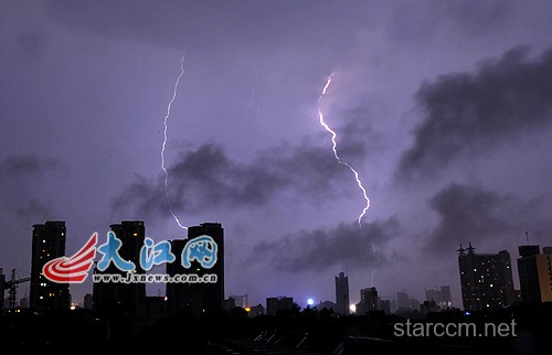 武汉暴雨电闪雷鸣：道路积水背后的城市应对与排水系统挑战