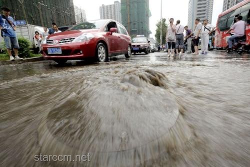 武汉暴雨电闪雷鸣：道路积水背后的城市应对与排水系统挑战