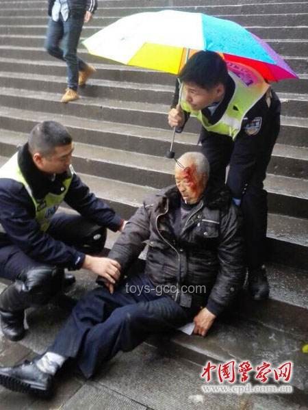 重庆街头学生被铐事件：老人行为与社会反应的深度对比