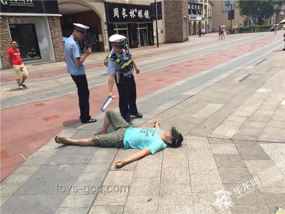 重庆街头学生被铐事件：老人行为与社会反应的深度对比